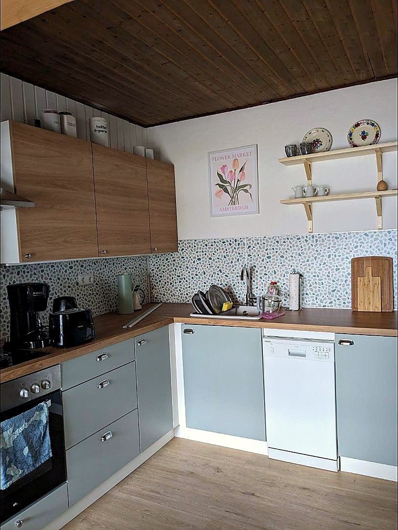 Landhausküche mit Holzarbeitsplatte