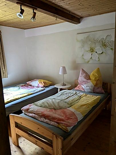 Zweites Schlafzimmer mit zwei Einzelbetten